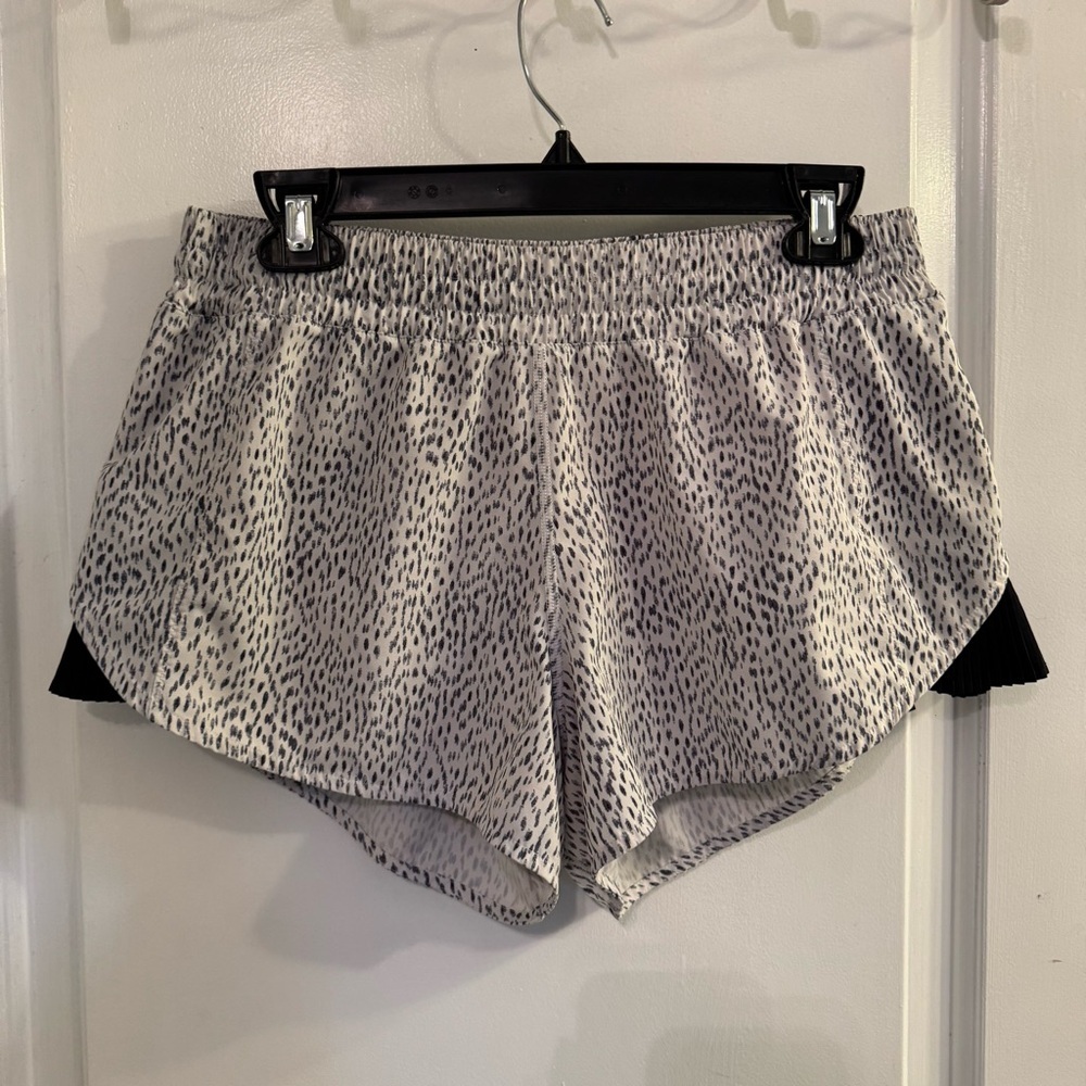 Lululemon Pleat To Street Short Dottie Dash White Black